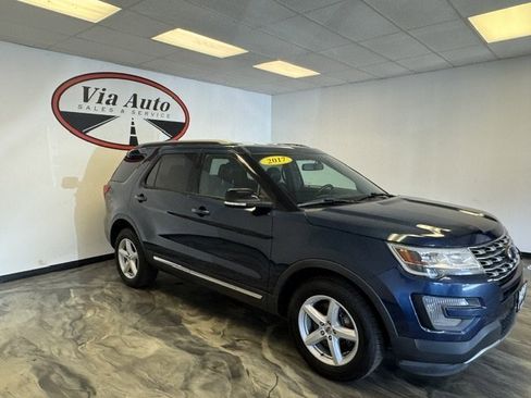 Used 2017 Ford Explorer XLT w/ Equipment Group 202A AWD/4WD image 4