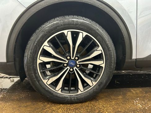 Used 2022 Ford Escape SE w/ SE Sport Appearance Package image 34