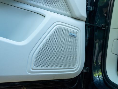 Certified 2025 Porsche Macan AWD/4WD image 22