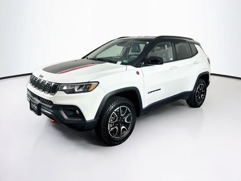 Used 2025 Jeep Compass Trailhawk AWD/4WD image 3