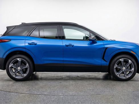 Used 2025 Chevrolet Blazer LT FWD image 11