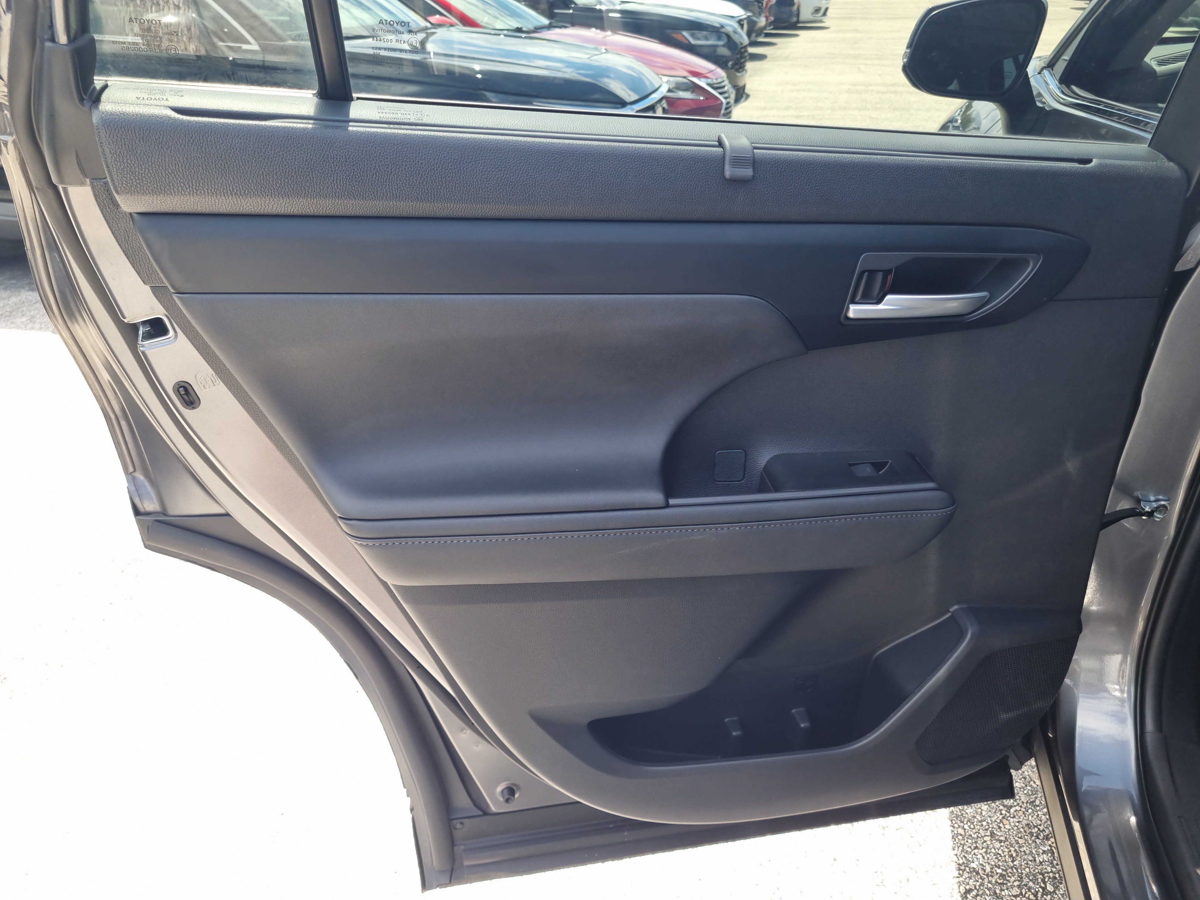 Used 2023 Toyota Highlander XLE FWD image 15