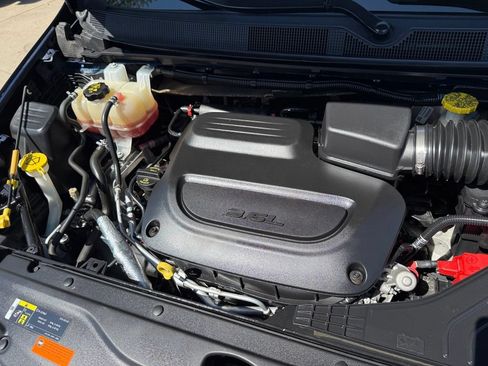 Used 2019 Chrysler Pacifica Limited w/ Advanced Safetytec Group FWD image 10