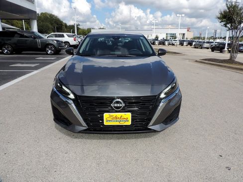 Used 2025 Nissan Altima 2.5 SV FWD image 2