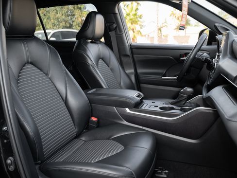 Used 2021 Toyota Highlander XSE image 45