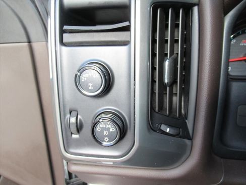 Used 2018 Chevrolet Silverado 1500 LT w/ All Star Edition image 16