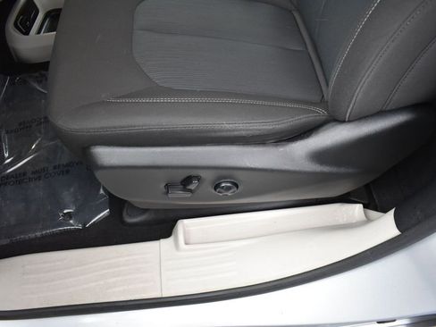 Used 2023 Chrysler Voyager LX FWD image 8