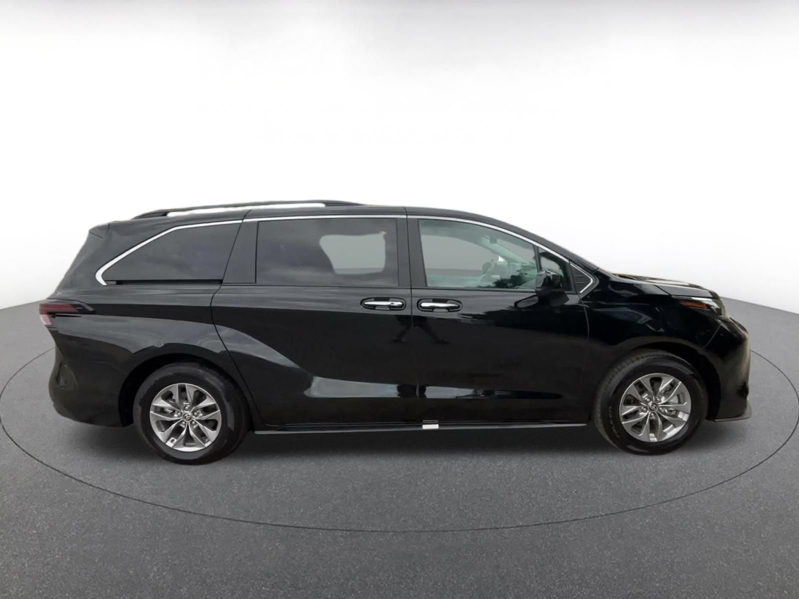 Used 2025 Toyota Sienna XLE FWD image 15