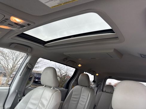 Used 2014 Toyota Sienna XLE image 23
