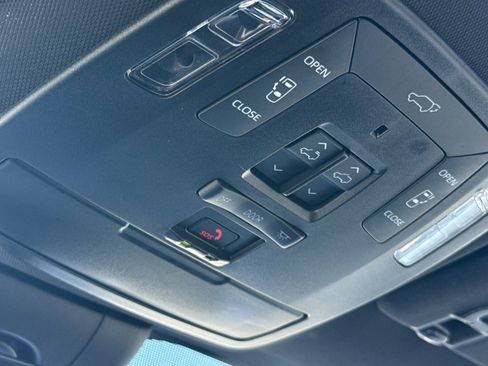 Used 2025 Toyota Sienna Limited image 24