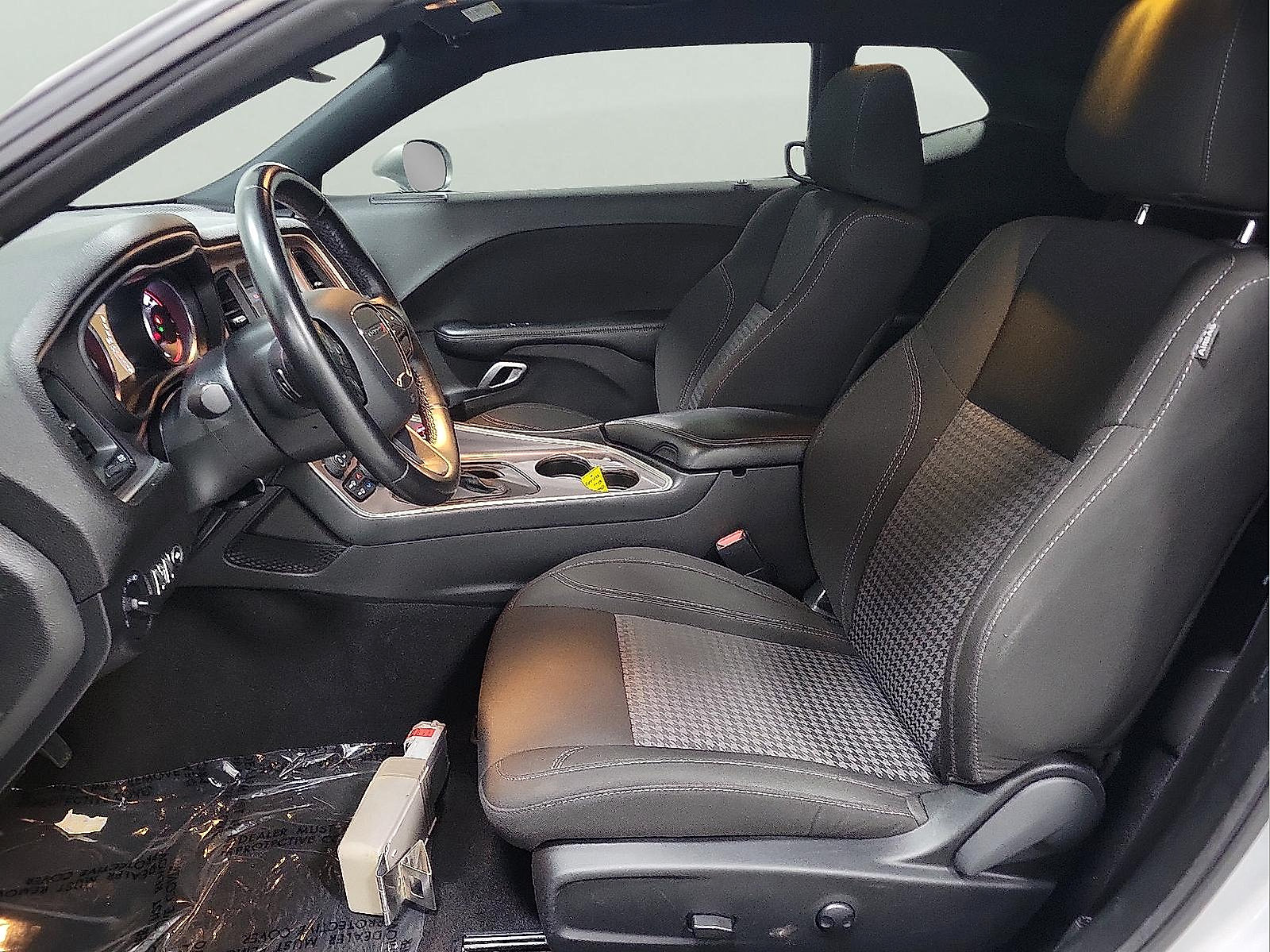 Used 2022 Dodge Challenger SXT RWD image 10