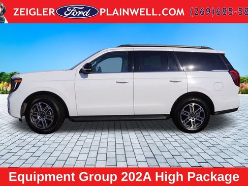 Used 2025 Ford Expedition Active AWD/4WD image 2