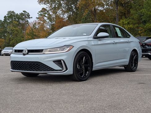 Used 2025 Volkswagen Jetta SE w/ Sunroof Package image 5