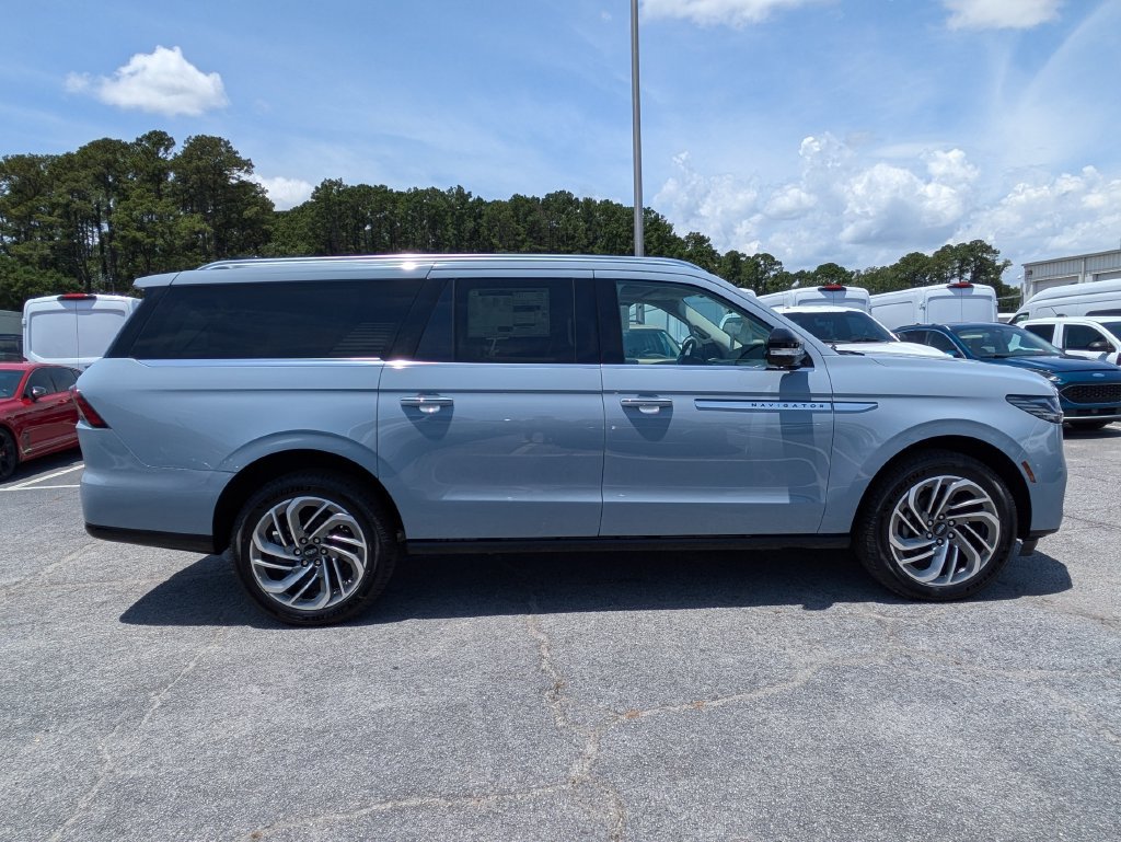 New 2027 Lincoln Navigator L Reserve AWD/4WD image 3