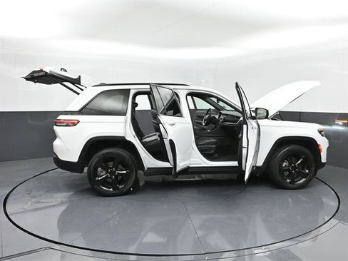 Used 2024 Jeep Grand Cherokee Altitude AWD/4WD image 50