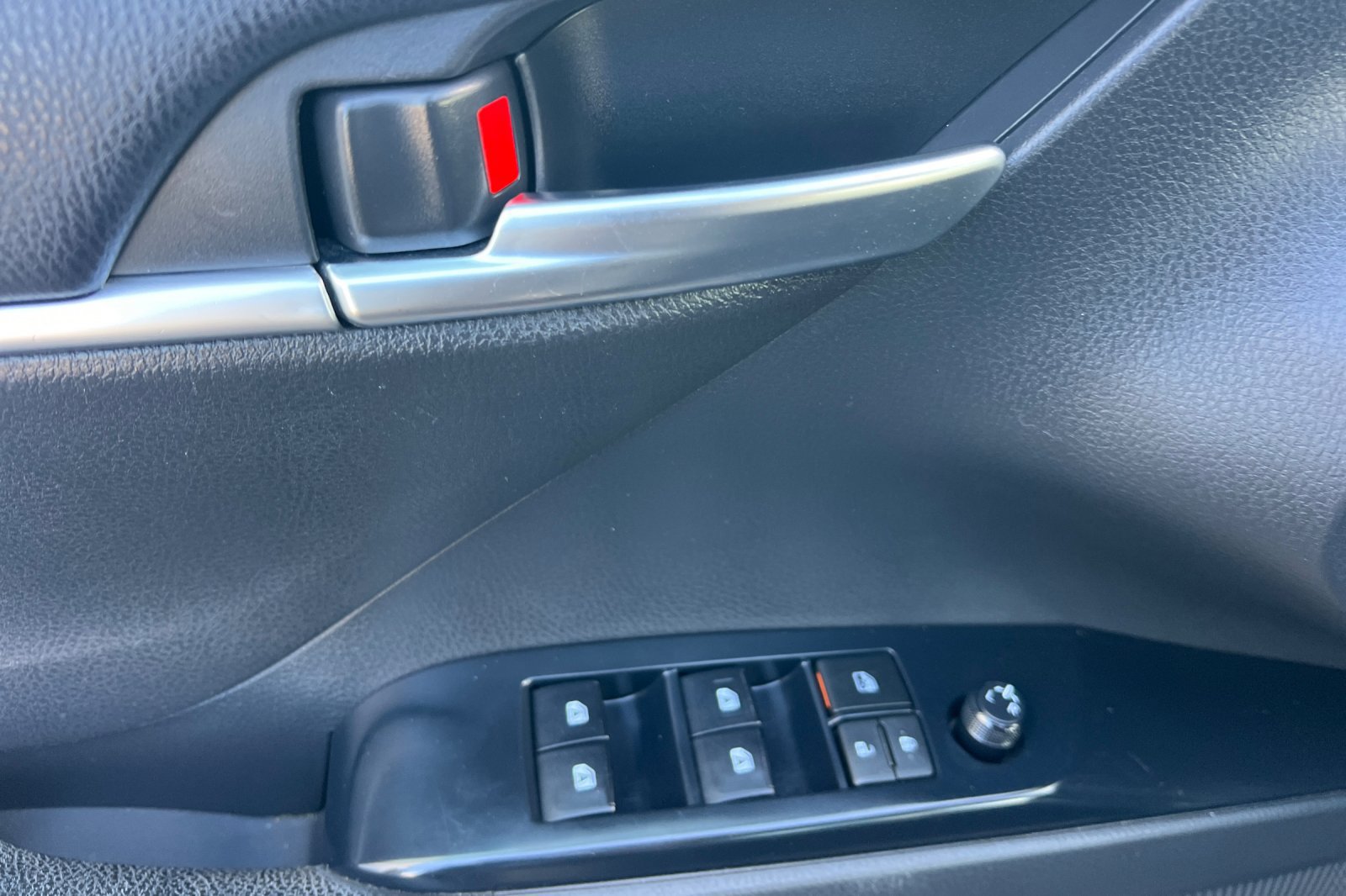 Used 2018 Toyota Camry SE FWD image 12