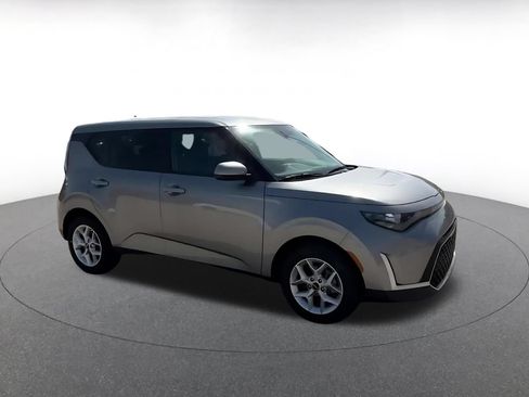 Used 2025 Kia Soul LX w/ LX Technology Package FWD image 2