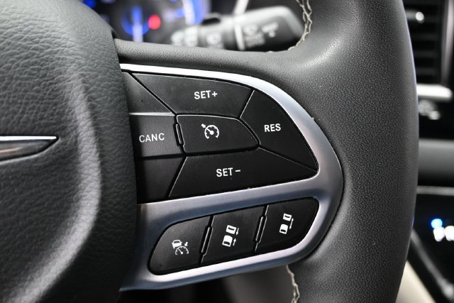 Used 2024 Chrysler Pacifica Touring-L FWD image 28