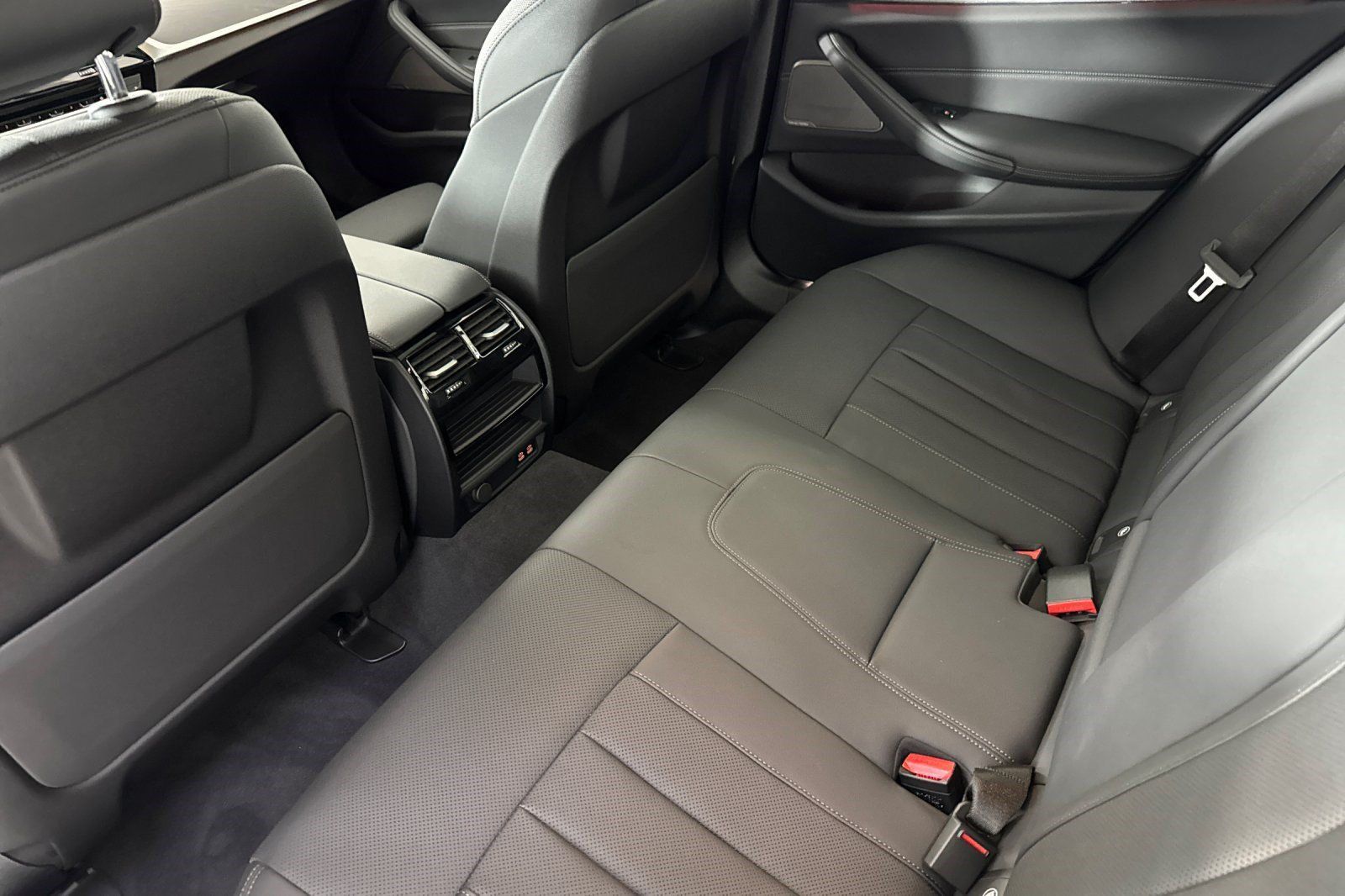Used 2023 BMW 540i w/ M Sport Package RWD image 27