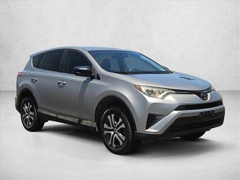 Used 2018 Toyota RAV4 LE FWD image 3