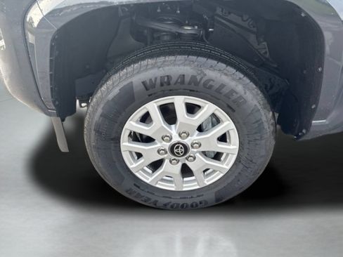 Used 2025 Toyota Tacoma SR5 AWD/4WD image 32