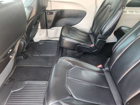 Used 2023 Chrysler Pacifica Touring-L FWD image 29
