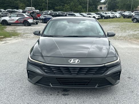 Used 2024 Hyundai Elantra SEL FWD image 2