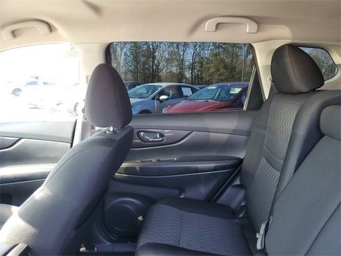 Used 2018 Nissan Rogue SV image 11