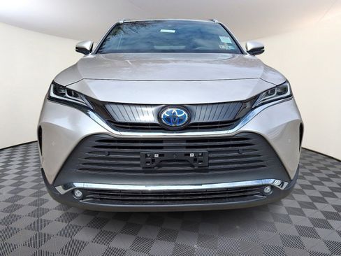 Used 2023 Toyota Venza XLE image 2