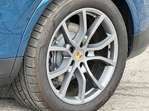 Certified 2024 Porsche Cayenne w/ Premium Package AWD/4WD image 12