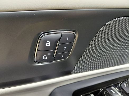 Used 2025 Lincoln Nautilus Premier image 9