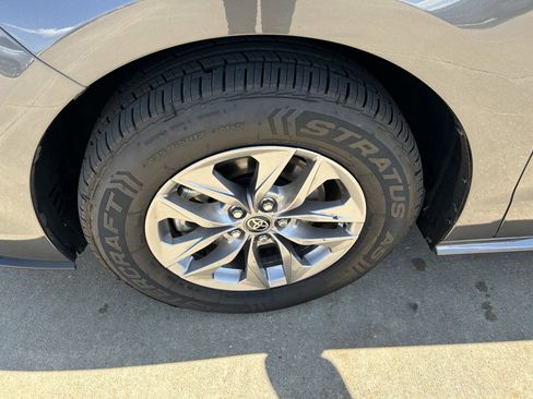 Certified 2025 Toyota Sienna XLE FWD image 8