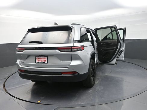 Used 2024 Jeep Grand Cherokee Altitude image 34