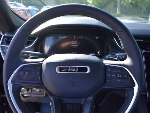 Used 2024 Jeep Grand Cherokee Altitude image 30