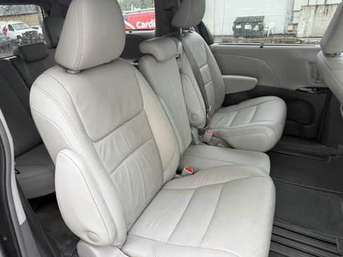 Used 2018 Toyota Sienna XLE Premium w/ Carpet Mat Package image 18