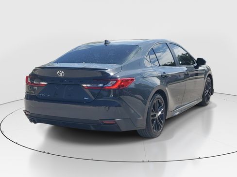 Used 2025 Toyota Camry SE image 3