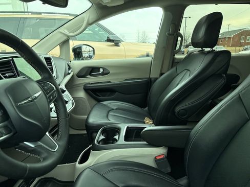 Used 2024 Chrysler Pacifica Touring-L image 9