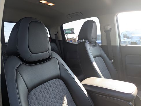 Used 2018 Chevrolet Colorado Z71 w/ Z71 Midnight Edition image 25