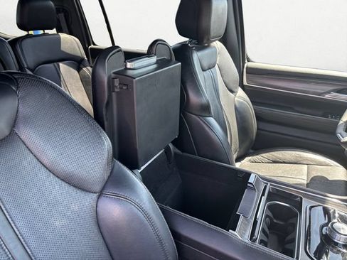 Used 2024 Jeep Wagoneer Series II w/ Flexible Seating Group AWD/4WD image 17
