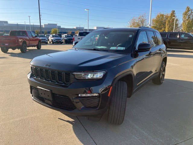 Used 2023 Jeep Grand Cherokee Limited w/ Black Appearance Package AWD/4WD image 3