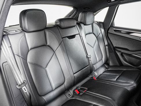 Certified 2026 Porsche Macan AWD/4WD image 6