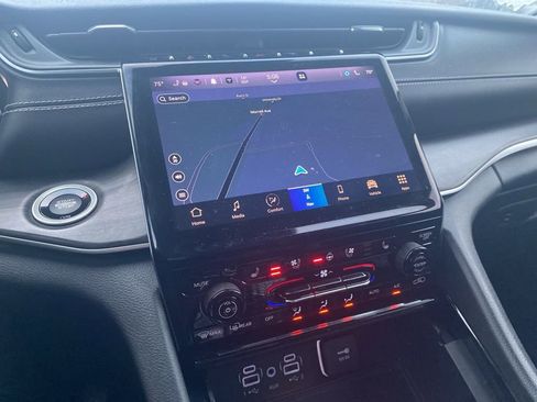 Used 2023 Jeep Grand Cherokee L Limited w/ Luxury Tech Group II image 15