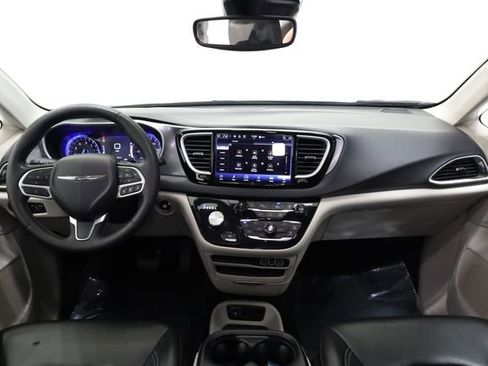 Used 2023 Chrysler Pacifica Touring-L image 16