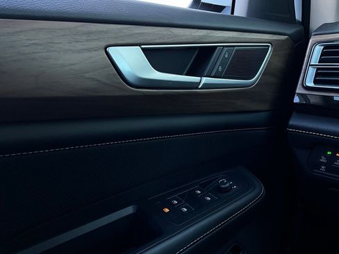 Used 2025 Volkswagen Atlas SE image 22