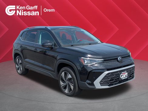 Used 2025 Volkswagen Taos SE AWD/4WD image 1