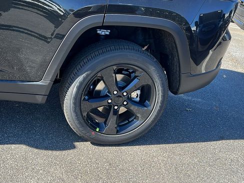 New 2025 Jeep Grand Cherokee Altitude image 12