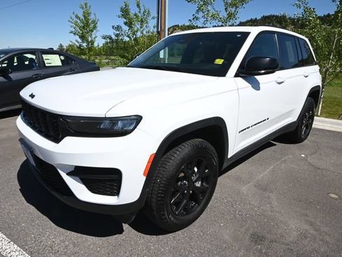 Used 2024 Jeep Grand Cherokee Altitude AWD/4WD image 16