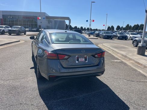Used 2024 Nissan Altima 2.5 SV image 5