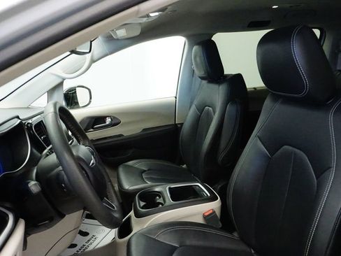 Certified 2024 Chrysler Pacifica Touring-L image 24