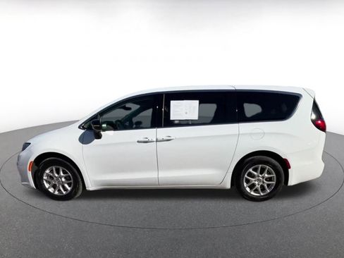 Used 2024 Chrysler Pacifica Touring-L image 9